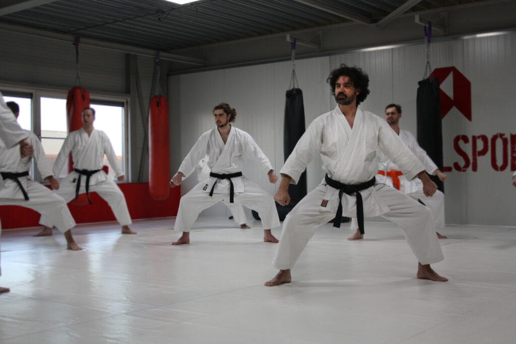 Karateka voert een traditionele kata uit bij Dojo Shiro in Ooij – focus op vorm, ademhaling en precisie.